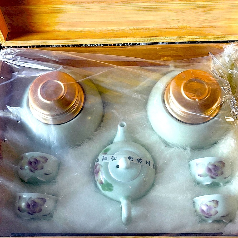 Formal Chinese Tea Set incl. 2 Jars of High-end, Premium Laoshan Tea  (Open Box)
